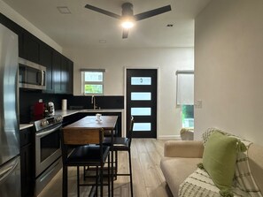 Réfrigérateur, four à micro-ondes, un four, surface de cuisson