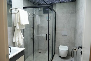 Dusche, Haartrockner, Handtücher, Seife