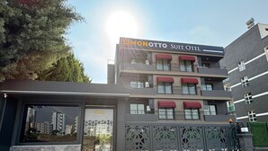 Un bâtiment moderne avec une enseigne indiquant « Limonotto Suit Hotel ».