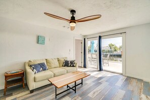 Living area - 3BR Waterfront townhome Matlacha with hot tub, boat dock WiFi, bikes and kayaks (Matlacha)