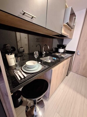 Kjøleskap, mikrobølgeovn, kaffetrakter/tekoker og kjøkkenutstyr