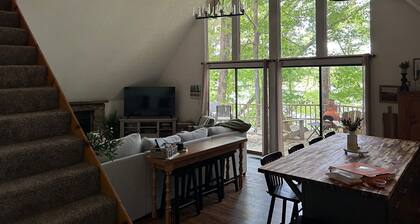 Charming lake front 3-bedroom/loft cabin w/ AC, WiFi in delightful Cub Run, KY.