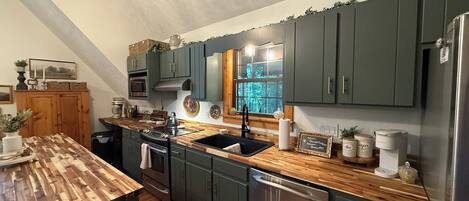 冷蔵庫、電子レンジ、オーブン、コンロ