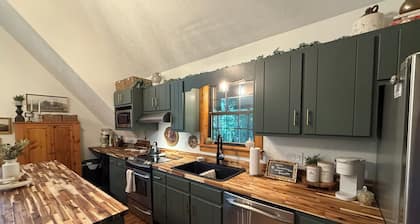 Charming lake front 3-bedroom/loft cabin w/ AC, WiFi in delightful Cub Run, KY.