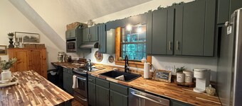 Charming lake front 3-bedroom/loft cabin w/ AC, WiFi in delightful Cub Run, KY.