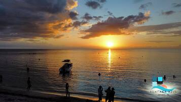 Rannalla, aurinkotuoleja, rantapyyhkeitä