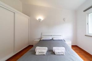 3 chambres, fer et planche à repasser, accès à Internet, literie fournie
