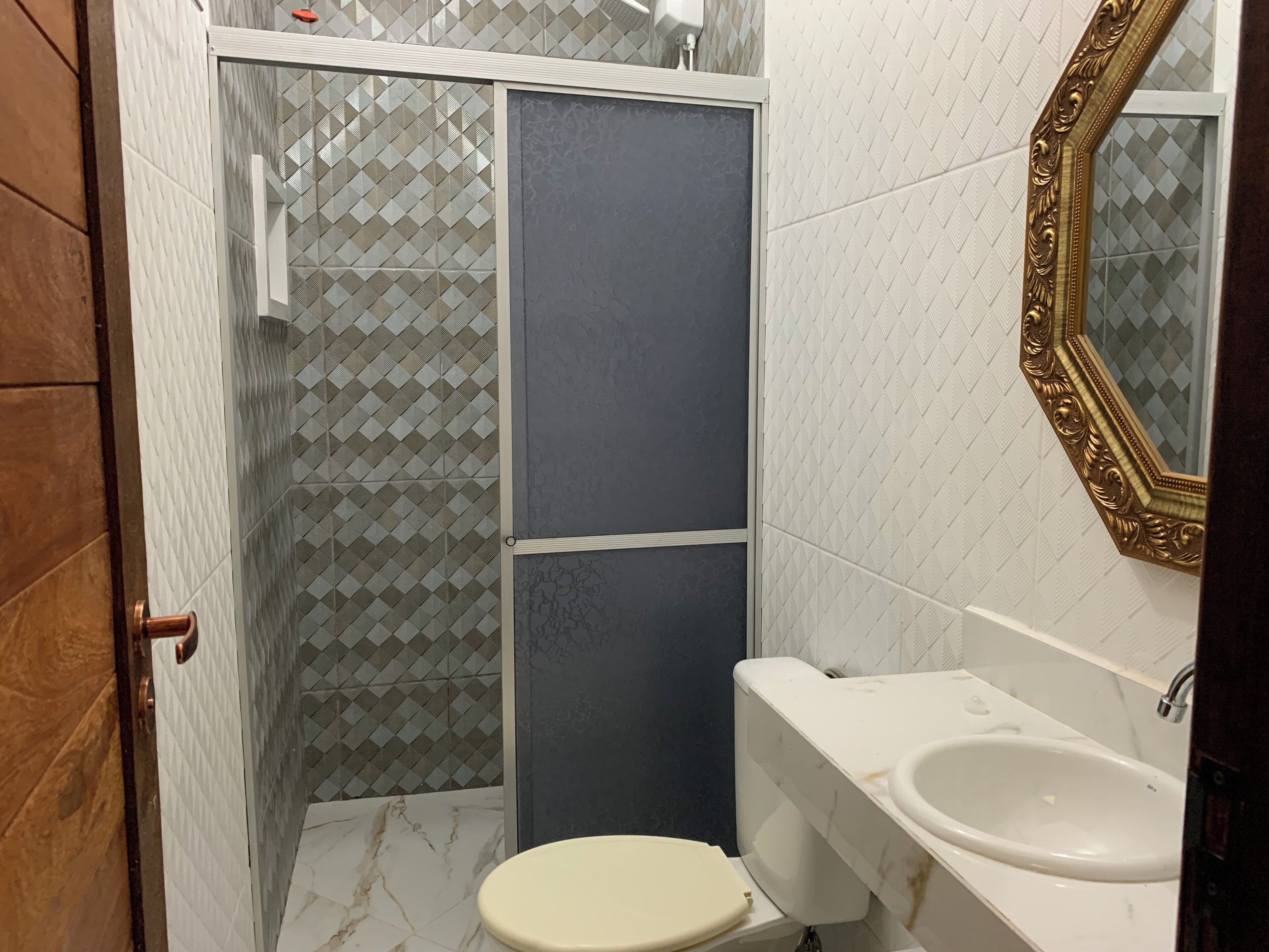 Quarto quádruplo, várias camas | Banheiro | Chuveiro, toalhas de banho, sabonete, papel higiênico