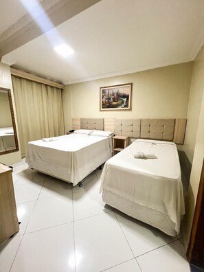 Douche, serviettes fournies, savon, papier toilette