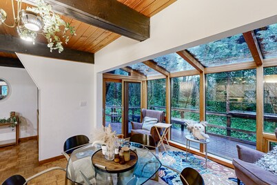 Wooded hideaway, a tranquil retreat in the heart of Beaverton with loft and WiFi