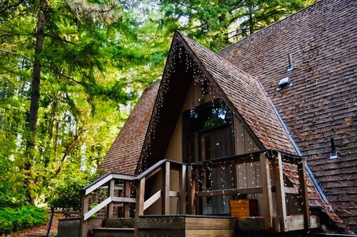 Wooded hideaway, a tranquil retreat in the heart of Beaverton with loft and WiFi