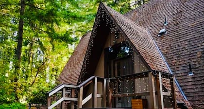 Wooded hideaway, a tranquil retreat in the heart of Beaverton with loft and WiFi