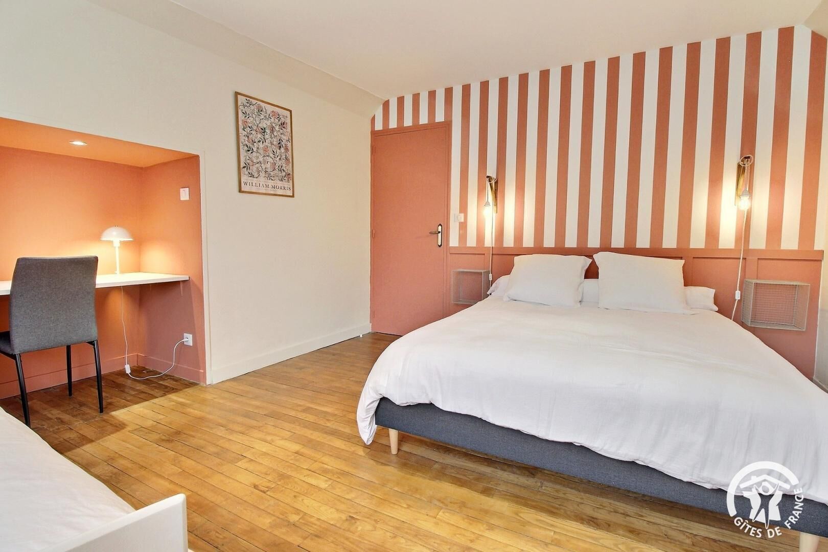 Chambre avec coin bureau