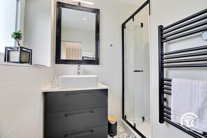 Shower, hair dryer, towels - La Rose des Vents - PONTIVY (PONTIVY)