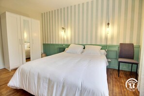 4 chambres, fer et planche à repasser, lit de bébé portatif