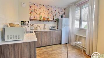 Een koelkast, een microgolfoven, een oven, een kookplaat