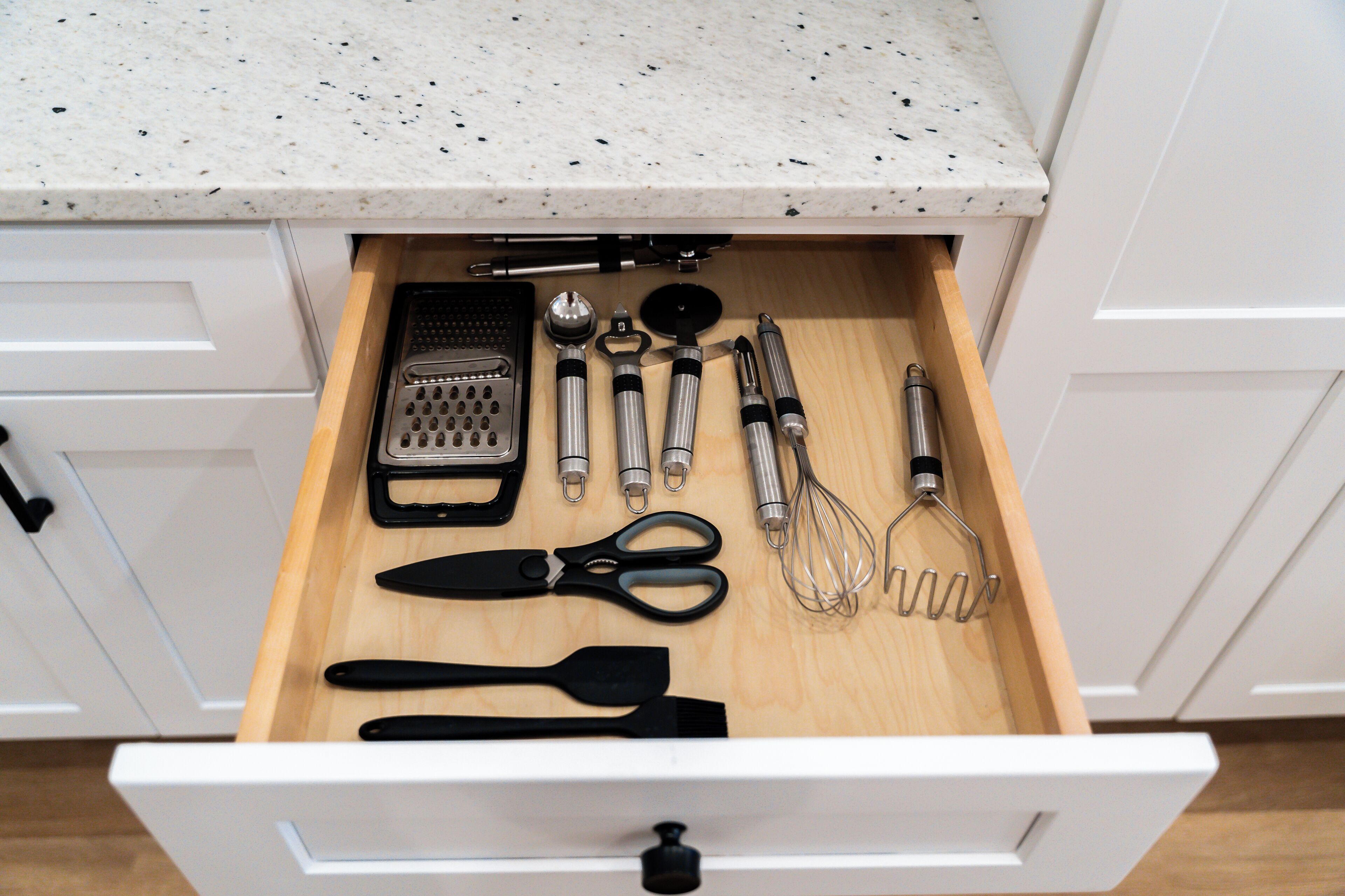 Un tiroir de cuisine contenant divers ustensiles et outils de cuisine.