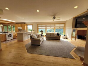 Living area - Beautiful, Private, Nature & Hot tub! 4 miles to Mayo (Rochester)