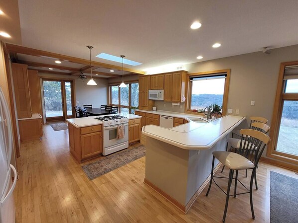 Private kitchen - Beautiful, Private, Nature & Hot tub! 4 miles to Mayo (Rochester)