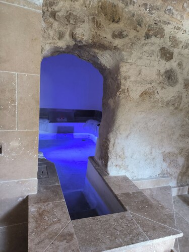 Love room avec Jacuzzi intérieur et piscine privée au milieu des bois 