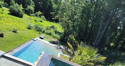 Love room avec Jacuzzi intérieur et piscine privée au milieu des bois