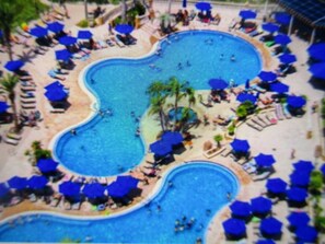 Alberca techada y alberca al aire libre