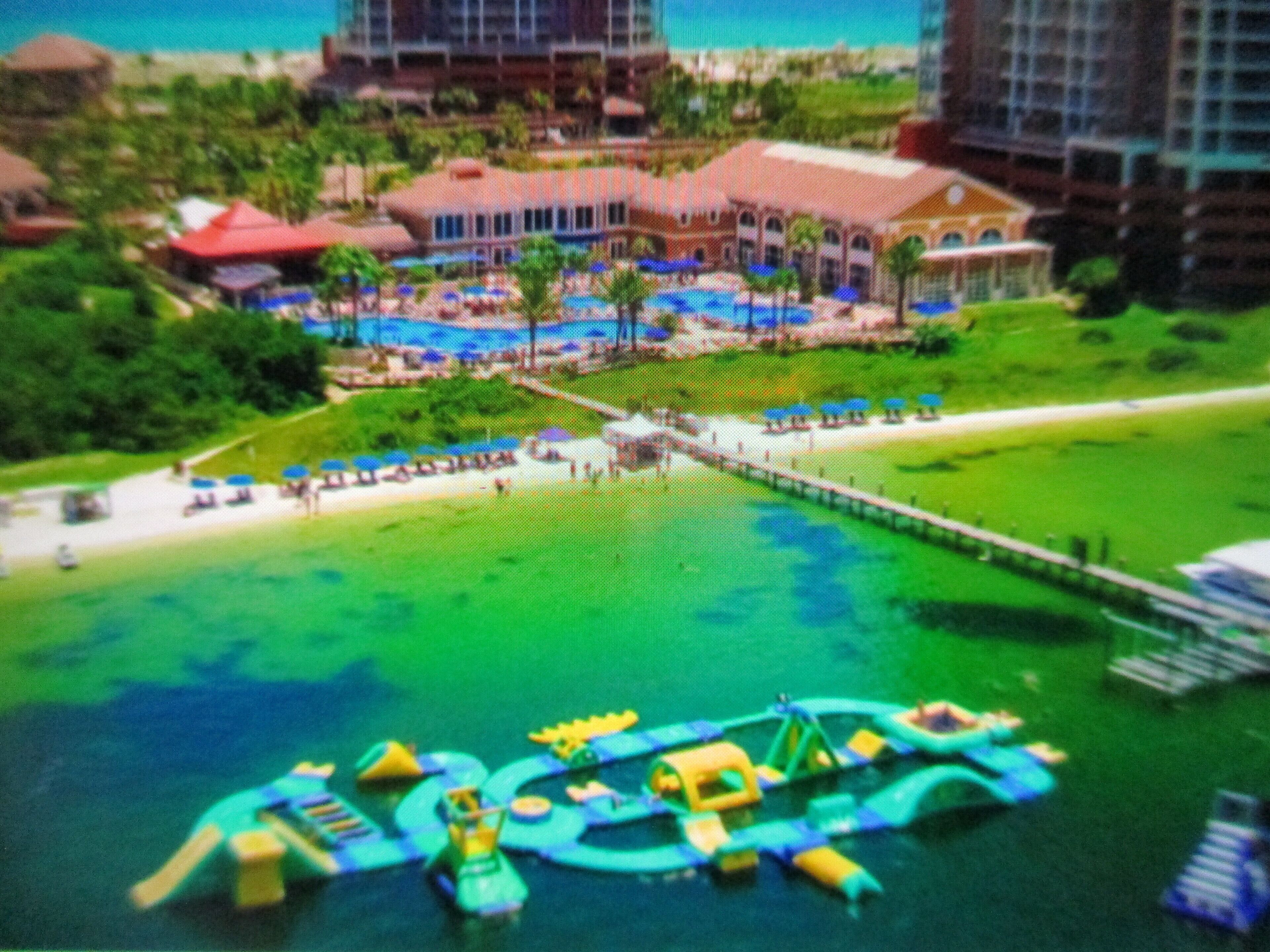 Een binnenzwembad en een buitenzwembad