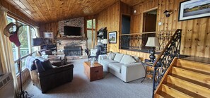 Smart TV, fireplace, DVD player, books - Traditional and Quaint Lake Front Cottage on Lake Rosseau. (Rosseau)
