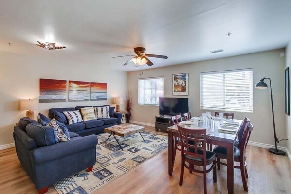 Condo, Multiple Beds, Balcony, City View | Living area
