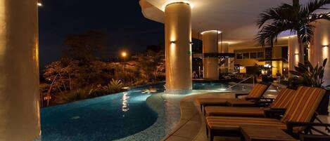 حمّام سباحة خارجي