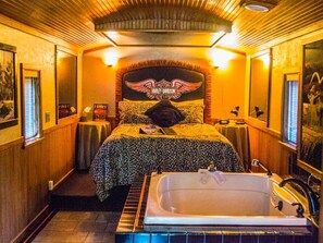 Iron/ironing board, WiFi, bed sheets - Easy Rider Railroad Caboose Cabin (Upper Lake)