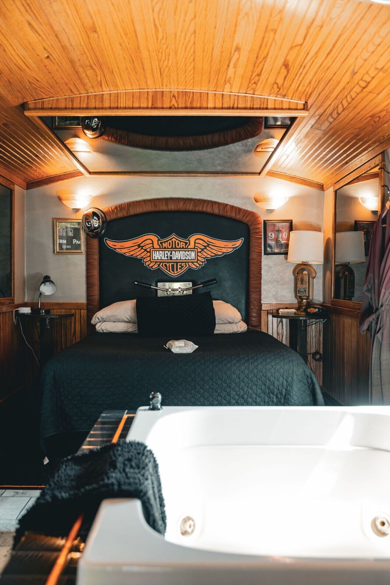 8 chambres, fer et planche à repasser, Wi-Fi, draps fournis