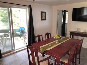 Dining - 2-storey house, furnished, waterfront, lake access. Dog and/or cat accepted. (Saint-Calixte)