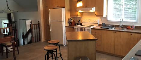 Réfrigérateur, micro-ondes, plaque de cuisson, lave-vaisselle