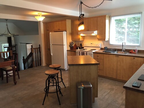 2-storey house, furnished, waterfront, lake access. Dog and/or cat accepted.