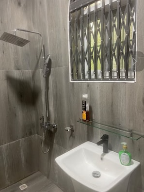 Toalhas de banho, sabonete, papel higiênico