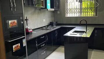 Réfrigérateur, micro-ondes, four, plaque de cuisson