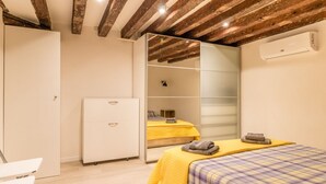 A bedroom with a bed, a wardrobe, a desk, and a mirror. - Ramo delle Moschette (Venezia)