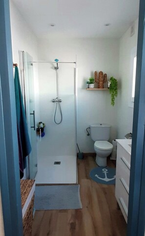 Dusj, hårføner og håndklær