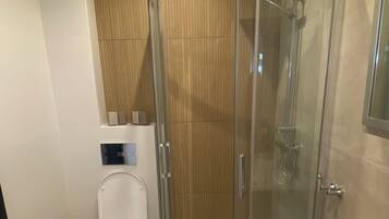 Douche, sèche-cheveux, serviettes fournies, savon