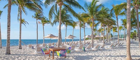 Am Strand, Liegestühle, Strandtücher