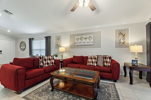 Smart TV, reproductor de DVD, tenis de mesa y libros 