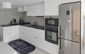 Een koelkast, een oven, een kookplaat, een vaatwasser