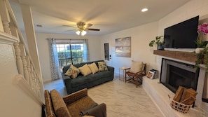 Smart TV - Charming and Quiet Townhome Conveniently located (Midland)
