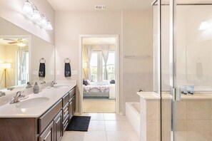 Een haardroger, handdoeken, zeep, shampoo