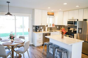 Refrigerador, microondas, horno, placa de cocina