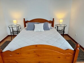 4 bedrooms, iron/ironing board, WiFi, bed sheets