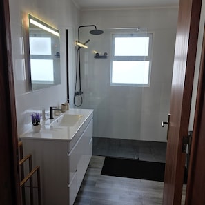 Shower, hair dryer, bidet, towels - Casa da Vigia, 4 bedrooms, Privet pool (Santana)