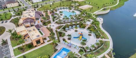 Una piscina al aire libre