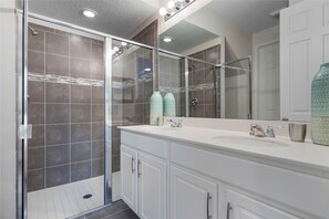 Hair dryer, towels, soap, shampoo - Spacious 5-bedroom house 15 min from Disney with WiFi, in charming Kissimmee (Kissimmee)
